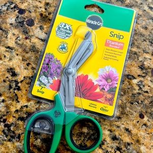 Miracle-Gro 7” Snip tool
